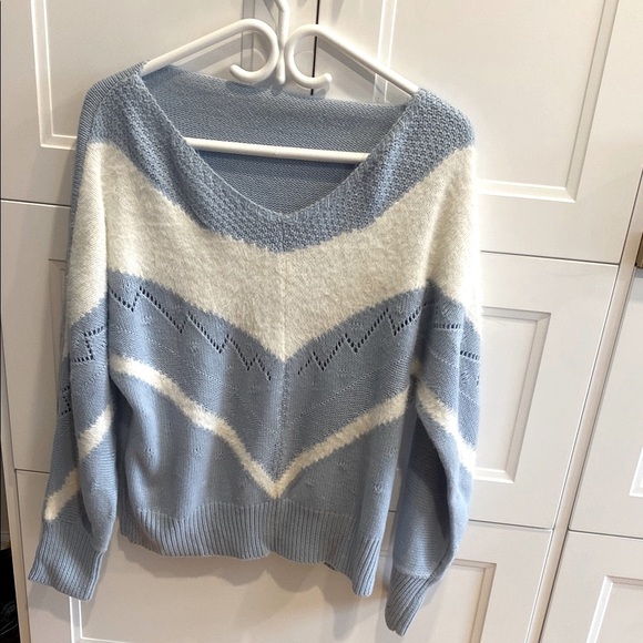 Light Blue & White long sleeved V-neck Women's Sweater in size Large - Picture 4 of 12